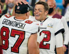 Rob Gronkowski (Nr 87) und Tom Brady (re.) feiern nach dem gewinn des Super Bowls LV.
