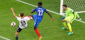 Müller im Zweikampf mit Umtiti.