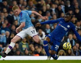 De Bruyne im Kampf um den Ball mit Tomori