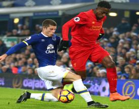 Divock Origi mit Ross Barkley im Kampf um den Ball