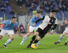 Cristiano Ronaldo behauprt sich gegen drei Lazio Spieler