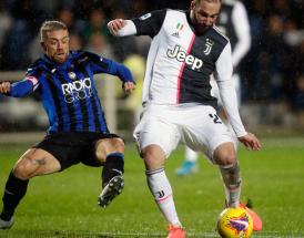 Higuain im Duell mit Gomez