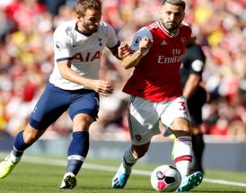 Kolasinac im Zweikampf gegen Kane.