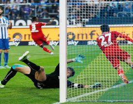 Müller nach seinem Treffer für den HSV in der Relegation 2015.