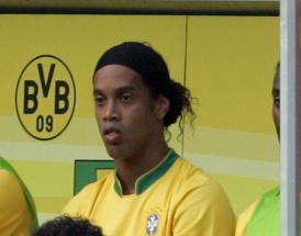 Ronaldinho wartet auf der Auswechselbank im Dortmunder Stadion. 