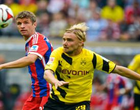Marcel Schmelzer und Thomas Müller im Kampf um den Ball.