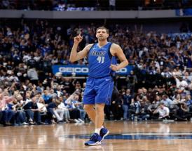 Dirk Nowitzki im Trikot der Dallas Mavericks