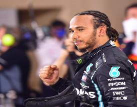 Lewis Hamilton im Mercedes-Anzug