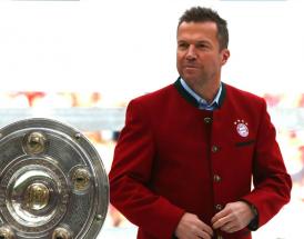 Lothar Matthäus mit der Meisterschale.