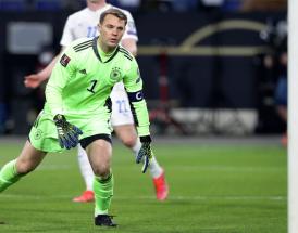 Neuer im Trikot der Nationalmannschaft. 