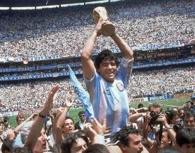 Maradona mit dem WM-Pokal 1986.
