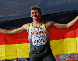 Niklas Kaul mit der Deutschland-Fahne. 