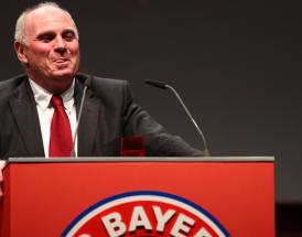 Uli Hoeness am Rednerpult. 
