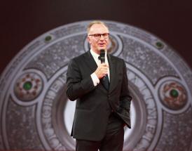 Rummenigge mit der Meisterschale im Hintergrund