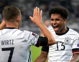 Karim Adeyemi und Florian Wirtz im Dress der Nationalmannschaft