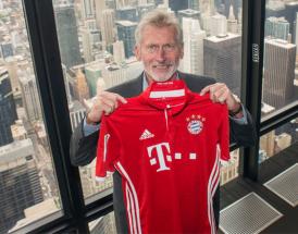 Paul Breitner mit Bayern-Trikot vor der New Yorker Skyline