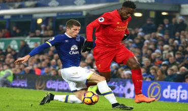 Divock Origi mit Ross Barkley im Kampf um den Ball