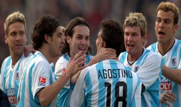 Agostino mit der Mannschaft beim Torjubel