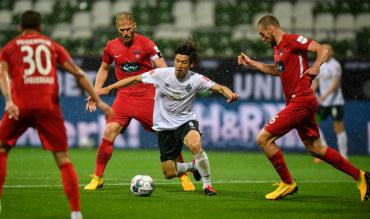 Bremens Osako im Kampf um den Ball gegen drei Heidenheimer.