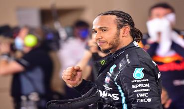 Lewis Hamilton im Mercedes-Anzug