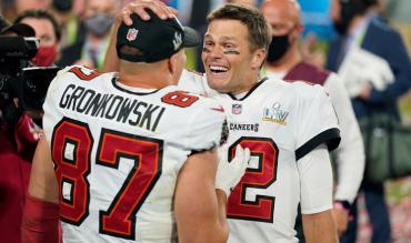 Rob Gronkowski (Nr 87) und Tom Brady (re.) feiern nach dem gewinn des Super Bowls LV.