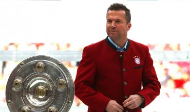 Lothar Matthäus mit der Meisterschale.