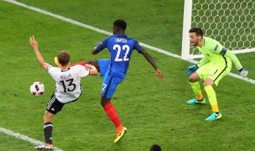 Müller im Zweikampf mit Umtiti.