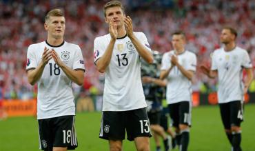 Kroos und Müller applaudieren den Fans.