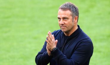 Hansi Flick applaudiert.
