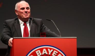 Uli Hoeness am Rednerpult. 