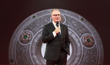 Rummenigge mit der Meisterschale im Hintergrund