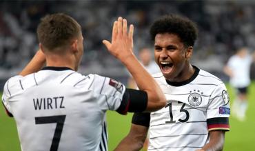 Karim Adeyemi und Florian Wirtz im Dress der Nationalmannschaft