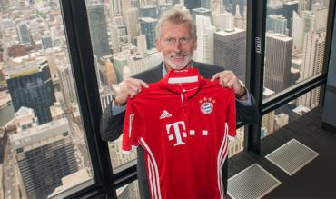 Paul Breitner mit Bayern-Trikot vor der New Yorker Skyline