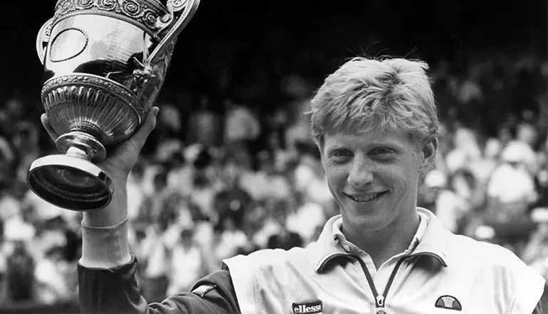 Boris Becker mit Wimbledon Trophäe