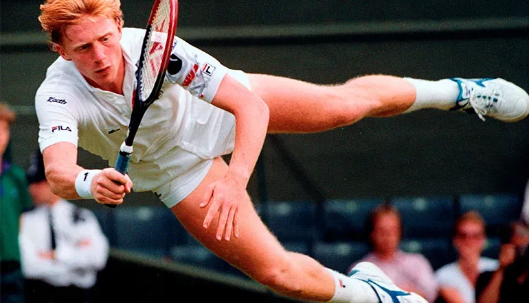 Boris Becker fliegt in Richtung Ball