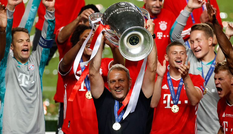 Hansi Flick mit dem Pokal der Königsklasse