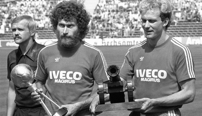 Rummenigge mit Torjägerkanone neben Paul Breitner