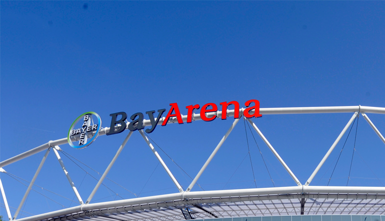Das Logo des Sponsors Bayer an der Leverkusener BayArena