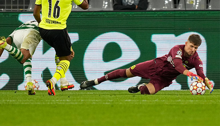 Gregor Kobel bei einer Parade für Dortmund