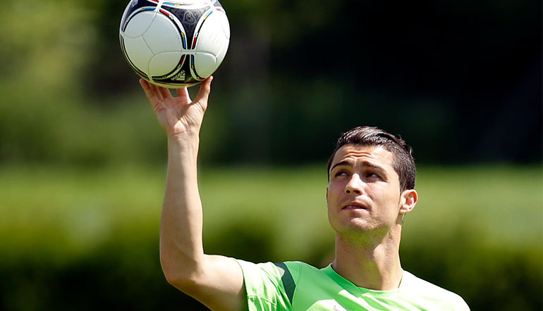 Ronaldo balanciert den Ball beim Training auf seinem Finger