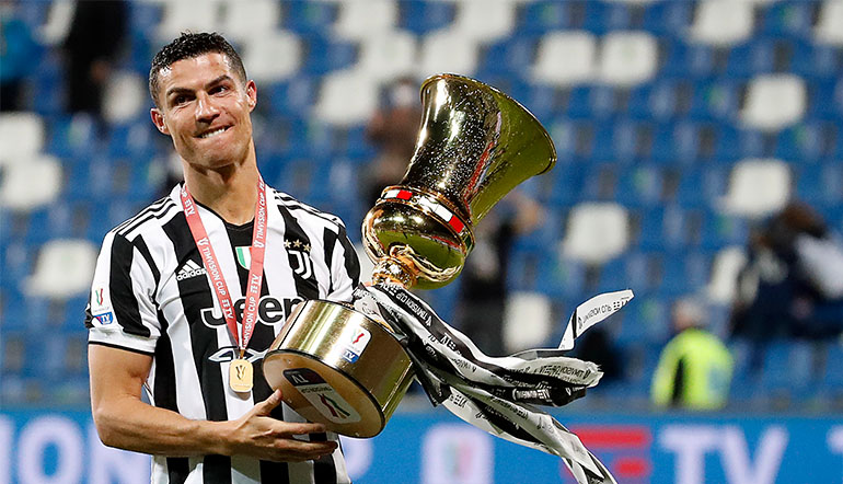 Rolando im Dress von Juventus Turin mit Pokal
