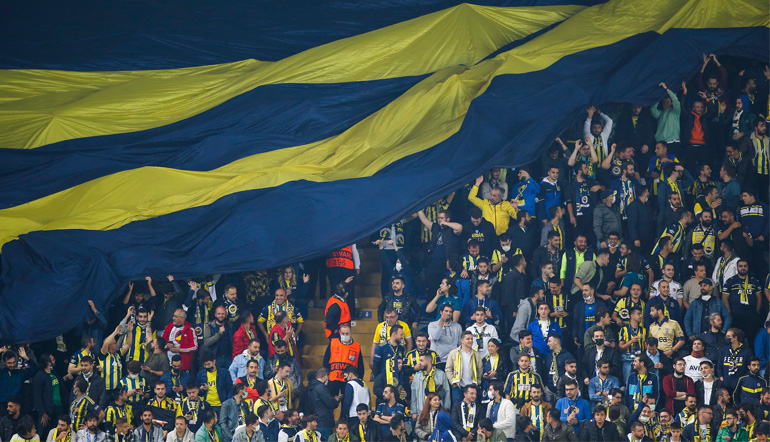 Die Fans von Fenerbahce Istanbul