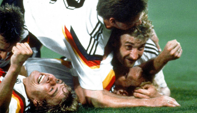 Völler freut sich mit seinen Mitspielern über den Sieg der WM 1990
