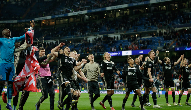 Spieler von Ajax jubeln über Halbfinal-Einzug