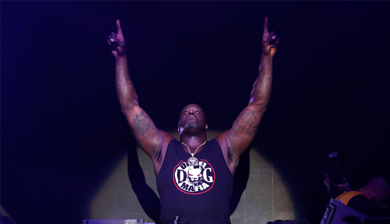 Shaquille O'Neal am DJ Pult