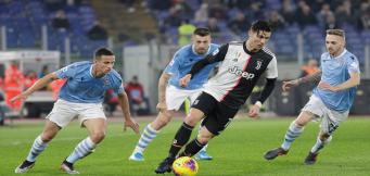 Cristiano Ronaldo behauprt sich gegen drei Lazio Spieler