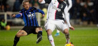 Higuain im Duell mit Gomez