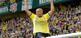 Dede feiert auf dem Tor. 