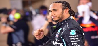 Lewis Hamilton im Mercedes-Anzug