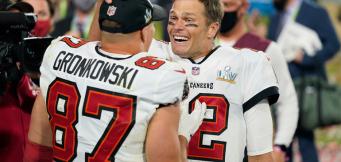 Rob Gronkowski (Nr 87) und Tom Brady (re.) feiern nach dem gewinn des Super Bowls LV.